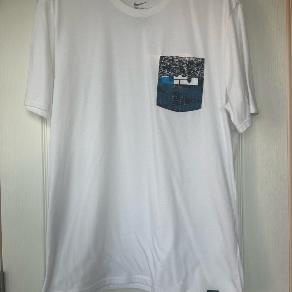 THE NIKE TEE - Picture 2 of 4